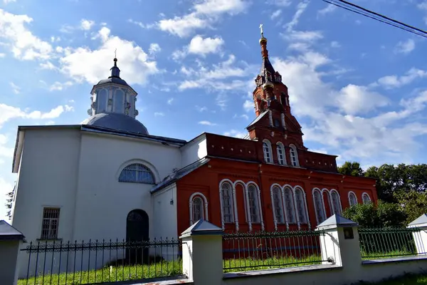 Tapınağın arka planında bulutlu bir gökyüzünün kontrastlı fotoğrafı
