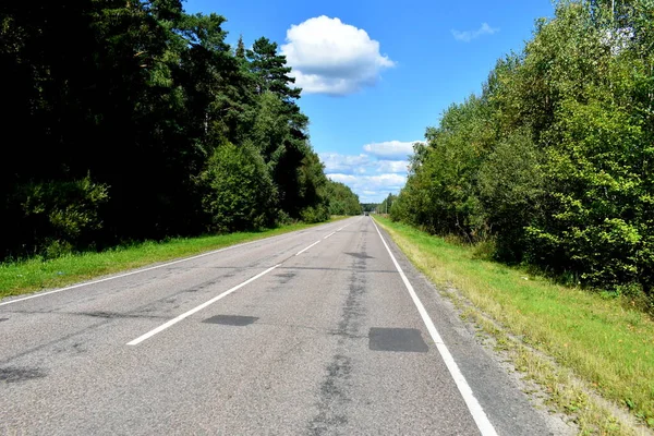 Güneşli bir havada arabanın yol fotoğrafı.