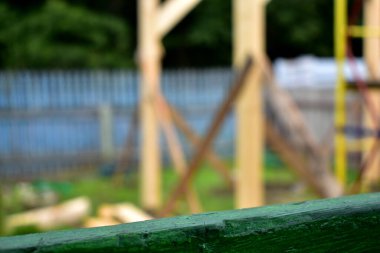 İnşaat alanının arka planındaki yeşil kalasın bir parçası.