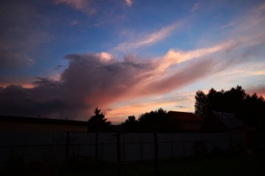 Fırtınadan sonra gün batımında pembe bulutlar, kontrastlı fotoğraf