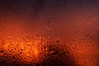 Şafak vakti cama düşer.