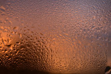 Şafak vakti cama düşer.