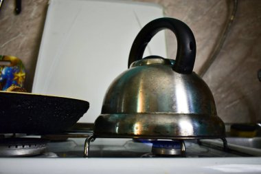 Gaz ocağında kirli metal çaydanlık