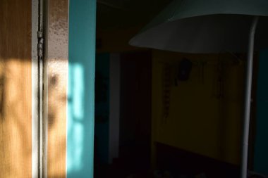 Güneş ışınlarının zıt gölgeleri