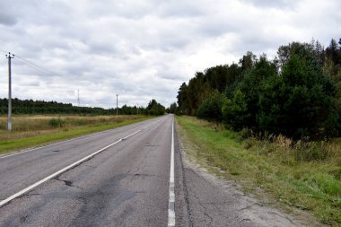 Kırsal bir yol üzerinde ağır bulutlar