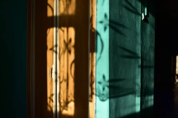 Kontrastierende Schatten Der Sonnenstrahlen — Stockfoto