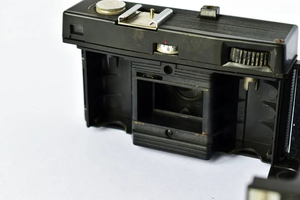 Arka Kapağı Açık Tozlu Eski Bir Kamera — Stok fotoğraf