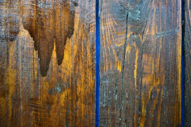 Kahverengi tonlarda tahtalardan bir duvar ve biraz da boya.