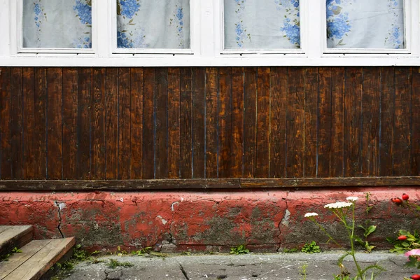 Kahverengi tonlarda tahtalardan duvarlar