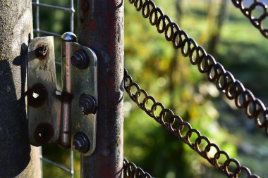 Kırık menteşe kapıda.