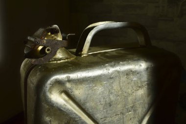 Eski alüminyum benzin bidonu