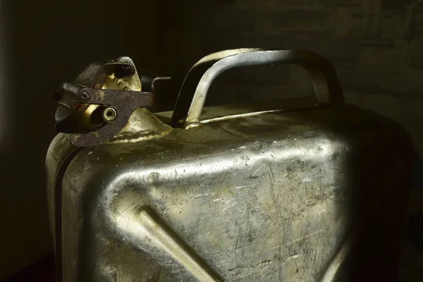 Eski alüminyum benzin bidonu
