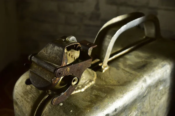 Eski alüminyum benzin bidonu