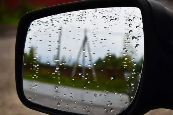 汽车侧面镜上的水滴 — 图库照片