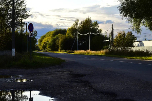 Últimos Raios Sol Pôr Sol Iluminam Estrada Aldeia — Fotografia de Stock