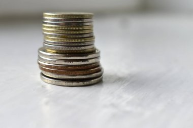 Pencere pervazında bir yığın bozuk para