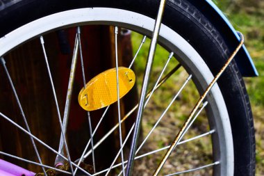 Çocuk bisikleti tekerleğinin bir parçası ve katofot.