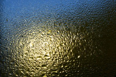 Su bardağa düşer.