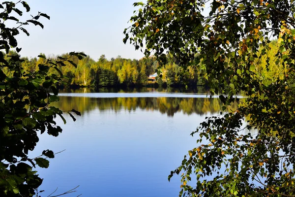 秋の里の池のほとりからの風景 — ストック写真