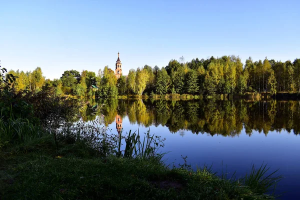 Egy Partja Templommal Kora Ősszel — Stock Fotó