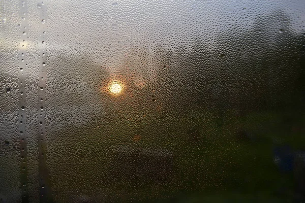 Die Abendsonne Scheint Durch Das Vernebelte Glas — Stockfoto