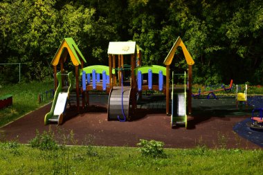 Akşamın geç saatlerinde oyun parkı