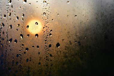 Güneş sisli pencereden parlıyor.