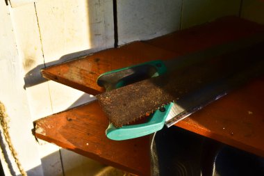 Rafta kırık ve yeni el testereleri var. karşıtlık fotoğrafı