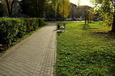 Yürüme yolu ve park bankı