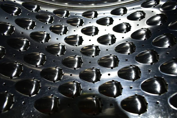 Çamaşır makinesindeki varilin iç yüzeyi.