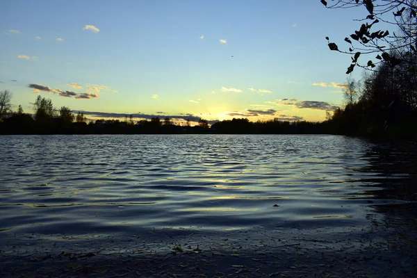 Kontrastbild Des Sonnenuntergangs Auf Dem Teich — Stockfoto