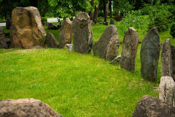 Círculo de piedra megalítico situado en la ciudad de Kriviy Rih en Ucrania. Hora de verano. Hierba jugosa entre el antiguo santuario pagano . —  Fotos de Stock