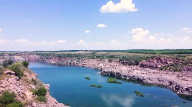 4K hava görüntüsü. Terk edilmiş büyük bir granit ocağının üzerinde İHA ile yavaş uçuş.