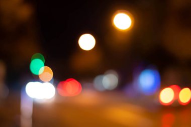 Gece sokak lambaları bulanıklaşıyor. Gece hayatı