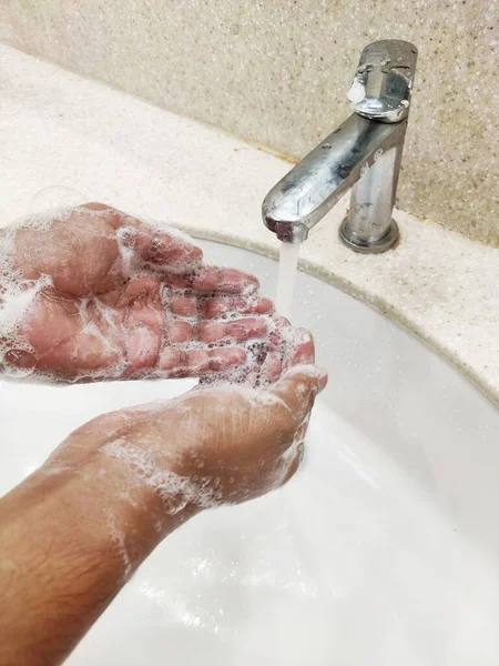 Handtvätt med tvål och vatten bubblor över hela händerna . — Stockfoto