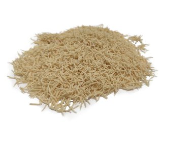 El yapımı pişirilmemiş Vermicelli yığını beyaz arkaplanda izole edildi