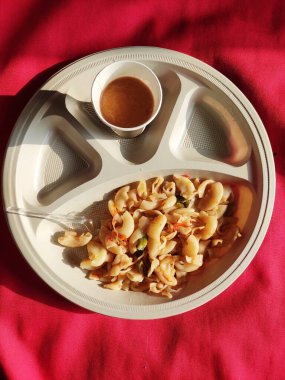 Dirsek makarnalı fırında makarna çay ve domates soslu Hint kahvaltısı.