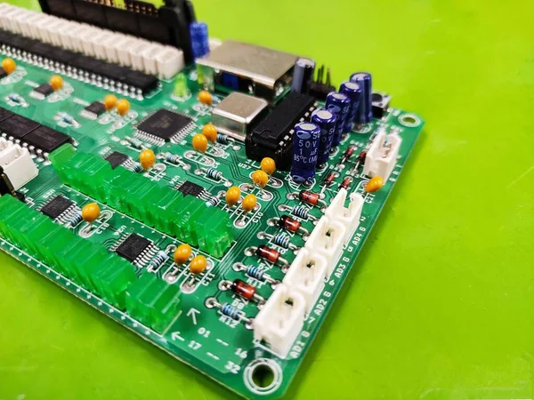 Układ scalony elektroniczny chip zbliżenie na zielonym tle — Zdjęcie stockowe