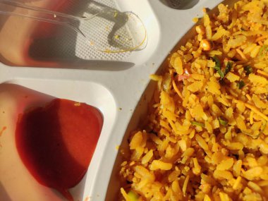 Poha ya da aalu poha ya da pohe, çırpılmış pirinçten ya da yassı pirinçten yapılmış, tabakta çay ile alınan favori Hint atıştırmalığı.