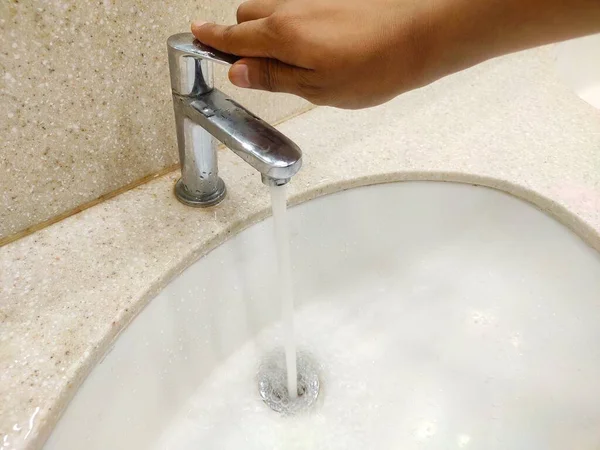 Schließen Sie den Wasserhahn, um die Wasserverschwendung zu stoppen. Selektiver Fokus — Stockfoto