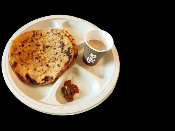 Paratha chai avec cornichon en assiette matin petit déjeuner en Inde sur fond noir foncé avec espace pour le texte — Photo