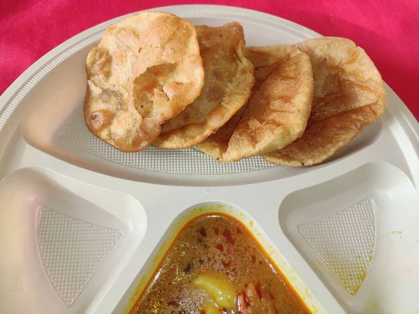 Puri e batata Curry aalu sabji - uma cozinha indiana em prato redondo . — Fotografia de Stock