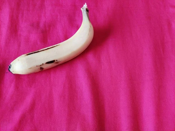 Bananas isoladas em fundo texturizado vermelho Clipping Espaço caminho para texto — Fotografia de Stock