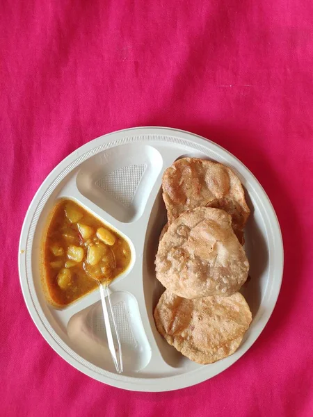 Puri and Potato Curry aalu sabji - une cuisine indienne dans une assiette ronde. — Photo