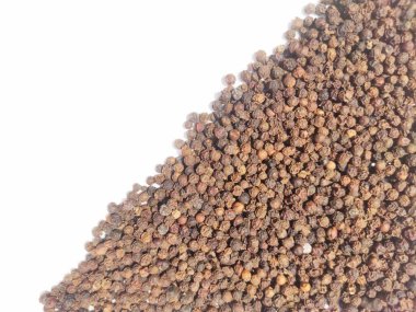 Kuru siyah biber yığınları beyaz arkaplan açılı üst görünüm üzerine yığılmış .