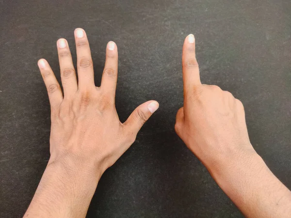 Hand vingers Closeup gebaren nummer zes coundown door vingers op zwarte achtergrond, onderwijs Concept — Stockfoto