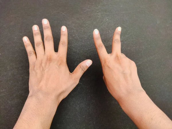 Kéz ujjak Szoros gesztusok száma 7 visszaszámlálás ujjanként fekete háttér, oktatás koncepció — Stock Fotó
