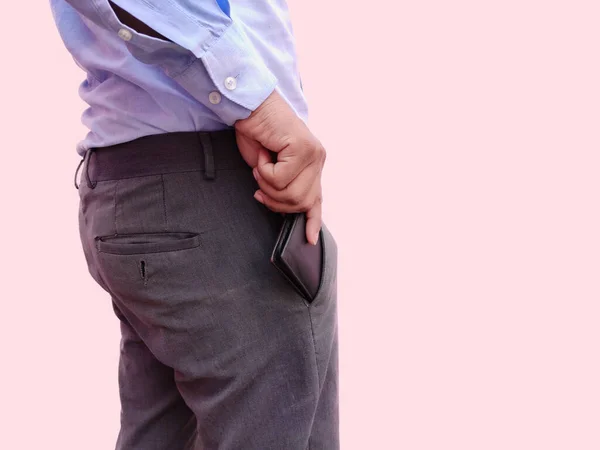 Gros plan homme gardant son argent de portefeuille dans la poche avant du pantalon. fond d'écran blanc — Photo