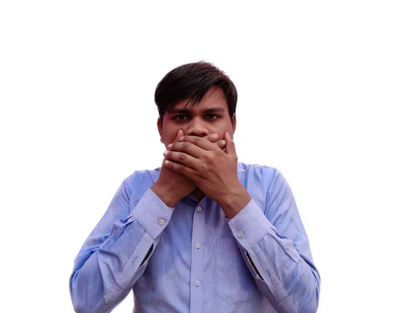 Hombre indio emocional mantener la boca cerrada por sus manos Aislado sobre fondo blanco . — Foto de Stock