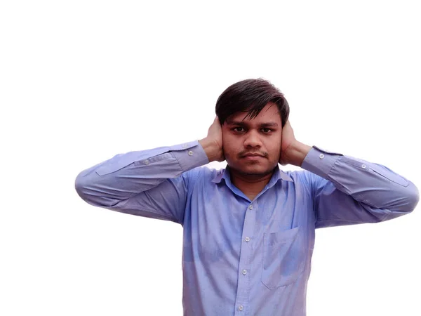 Homem de camisa azul Fecha as orelhas com as mãos, sem ouvir, rosto calmo, isolado no fundo branco — Fotografia de Stock